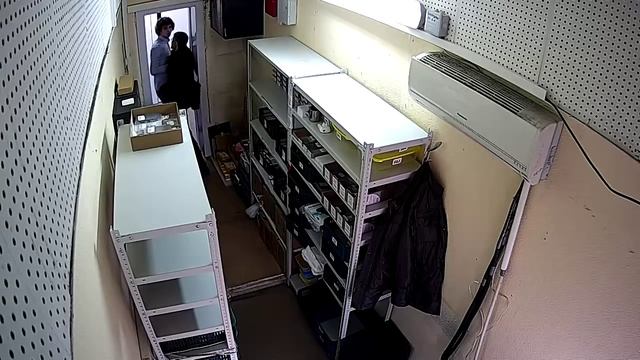 Вор в сервисном центре Мак Профи Москва, видео 2 смотреть онлайн