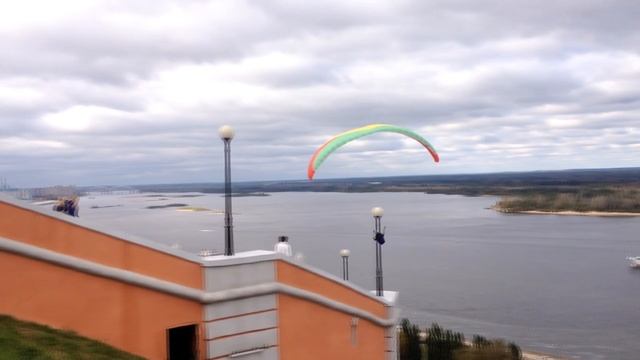 Парапланеристы над Чкаловской лестницей развлекали Нижегородцев и гостей. 1 октября 2017 смотреть онлайн