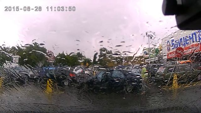Мерседес подравнял дорожный знак у Бауцентра смотреть онлайн