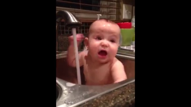 Напор воды не дает малышу покоя смотреть онлайн