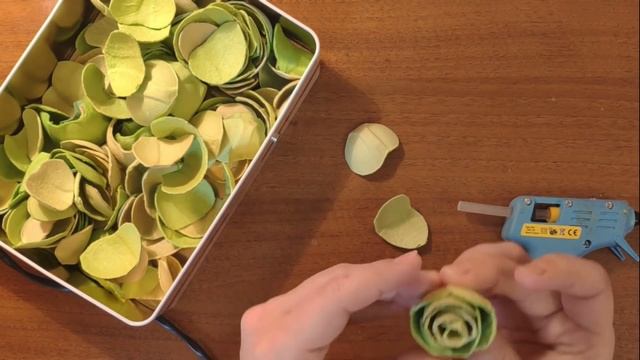 Цветы из яичных лотков (пасхальный венок из роз) своими руками смотреть онлайн