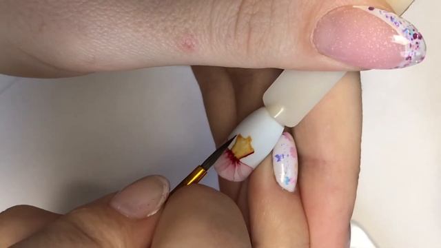 Девушка на ногтях. Дизайн акварелью