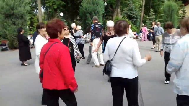 Ай лав ю - три волшебных слова!!! Танцы в парке Горького!!! Харьков 2021 смотреть онлайн