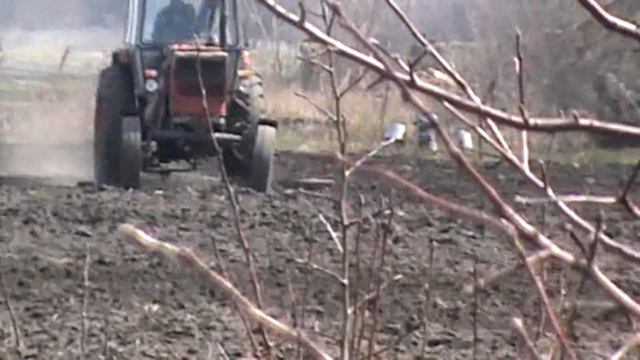 Боронование почвы ЮМЗ смотреть онлайн