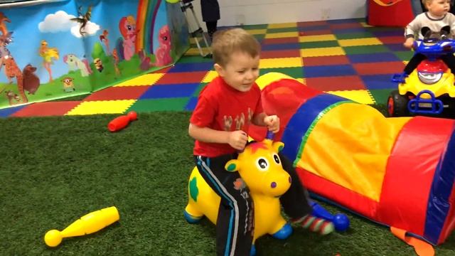 Давайте прыгать на надувных игрушках и мячах! Детский канал Мальчик Марк в развлекательном центре смотреть онлайн