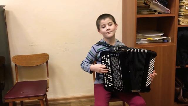 Муса играет на баяне. смотреть онлайн