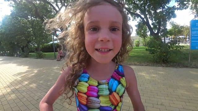 Аквапарк Золотая Бухта. Аня и Алиса веселятся в аквапарке #аквапарк, #aquapark, #едетваквапарк смотреть онлайн