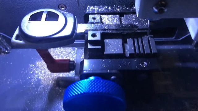 Нарезка автомобильного ключа Suzuki Grand Vitara на станке Miracle A9 смотреть онлайн