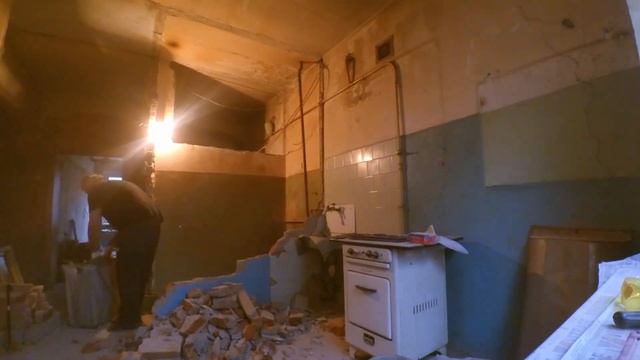 Как сломать кирпичную стену в сталинке? Легко :) смотреть онлайн