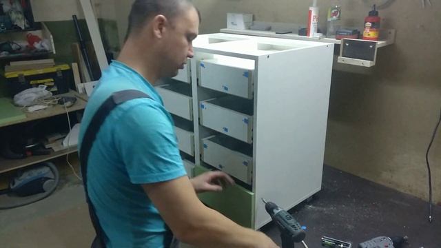 Как крепить фасады на ящики. 2 способа смотреть онлайн