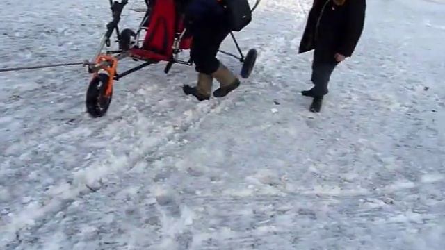 Паралёт на колёсах штурмует заснеженный склон. смотреть онлайн