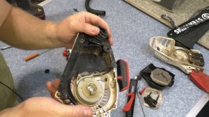 Одноручная бензопила ЗАЧЕМ КОМУ???  работа-обзор, разборка-конструкция / бензопила  25.4 сс