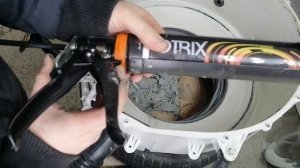 LG протерло бак барабаном, стиральная машина гремит и течёт. Ремонт и клеим бак.