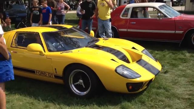 Ford GT40 at car show смотреть онлайн