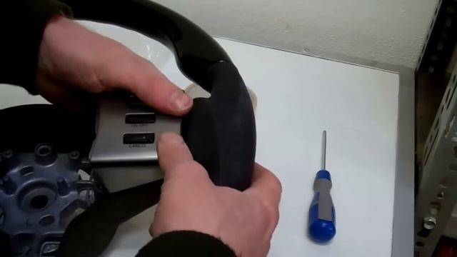 Steering wheel strip down and refit on Nissan Navara D40 смотреть онлайн