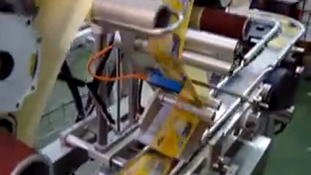 Конвейерная наклейка этикеток на лотки смотреть онлайн
