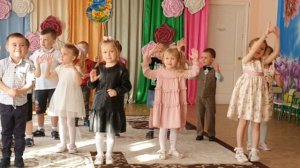 Танцы. Малыши танцуют для мам!