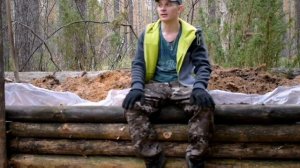 СТРОИТЕЛЬСТВО ИЗБУШКИ В ЛЕСУ!!! ЛЕСНОЙ ФУНДАМЕНТ ПОСТРОЙКИ!!!День3