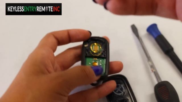 How To Replace A 2001 - 2007 Toyota Rav 4 Key Fob Battery смотреть онлайн