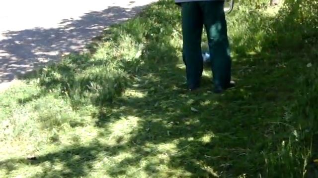 Как правильно косить траву триммером видео. смотреть онлайн