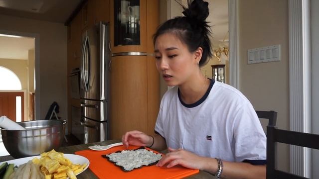 Making Kimbap w/ My Mom! *i wasn't much help* смотреть онлайн