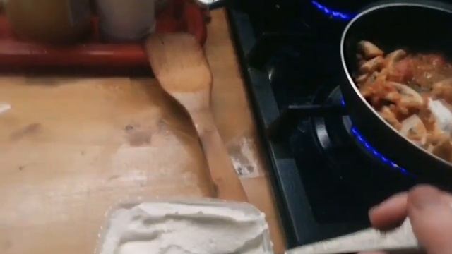 Паста со сливками, грибами и томатом смотреть онлайн