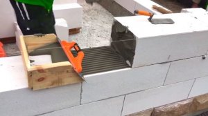 Кладка газобетона с помощью самодельной кельмы. Пример кладки газоблока