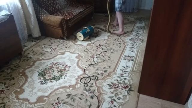Уборка комнаты с помощью Универсального Электропылесоса "Чайка-3" на 220 вольт. 1979 года выпуска. смотреть онлайн
