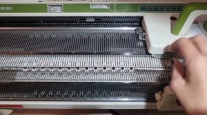 Свитер с косами и ромбами на двухфонтурной вязальной машине.