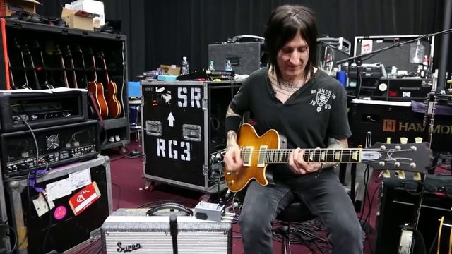Guns and Roses Guitarst Richard Fortus Demos the Supro Black Magick Amp! смотреть онлайн