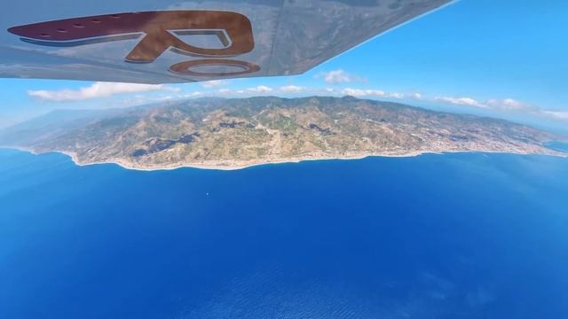 Scenic Flying to the City with no memory “Messina” (Sicily) смотреть онлайн