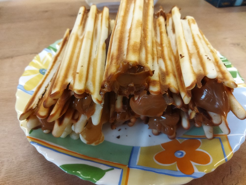 Вафельные трубочки с вареной сгущёнкой. Сделали десерт необычным способом на гриле смотреть онлайн