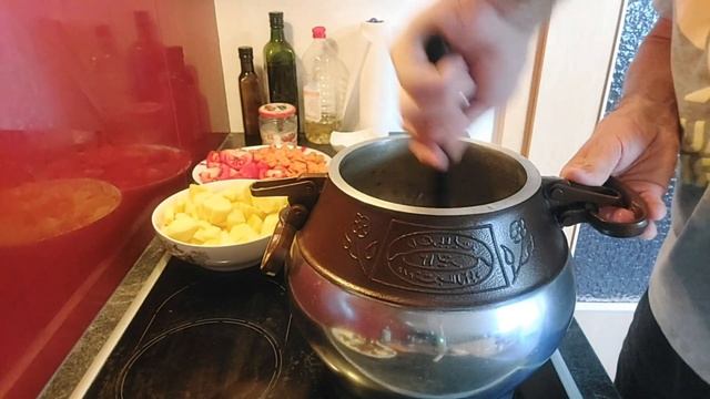 Картошка с мясом и овощами в афганском казане смотреть онлайн