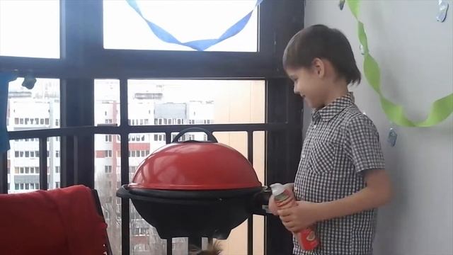 Курица гриль на кефире, на гриле gf 650 bbq. Дети готовят еду сами. Готовим на гриле. смотреть онлайн