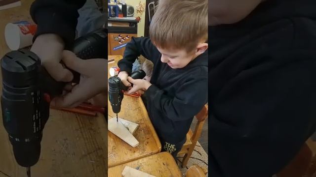 Дети шуруповерт сверлит доску Kids screwdriver drills board смотреть онлайн