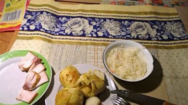 Печёная картошечка,сальцо и квашеная капуста Королевский обед смотреть онлайн