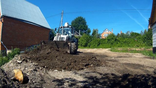 Засыпка грунтом + копка траншеи под забор TEREX 860 Elite backhoe loader смотреть онлайн
