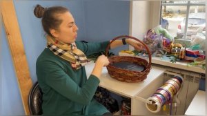 Плетеная корзина с искусственными цветами своими руками. Мастер-класс