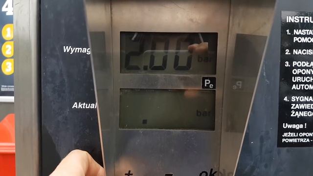Jak Napompować Koło Za Pomocą Kompresora Na Stacji Benzynowej | ForumWiedzy