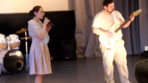 Над землей бушуют травы.