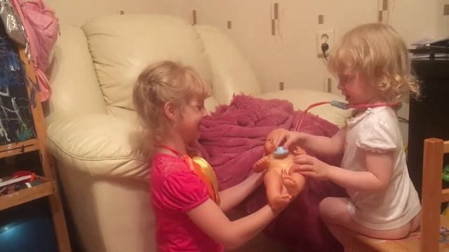 Уля и Настя лечат куклу смотреть онлайн