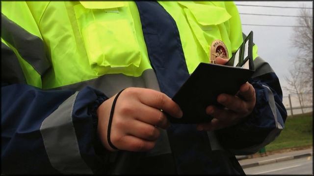 Мошенник в форме "ДПС" около Рублевки разводит водителей! смотреть онлайн