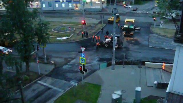 Укладка асфальта ночью в Москве.