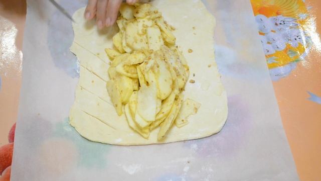 Яблочный штрудель из слоеного слоеного теста - простой и быстрый рецепт. смотреть онлайн