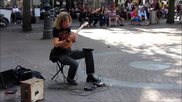 КРУТО ИГРАЕТ НА МИНИ ГИТАРЕ ► Необычный Музыкальный Инструмент смотреть онлайн