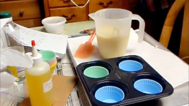 Lemongrass and Coconut Cupcake Soap Part 1 смотреть онлайн