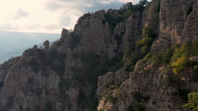 Долина Привидений с квадрокоптера Южная Демерджи Алушта Крым / Ghost Valley Crimea смотреть онлайн