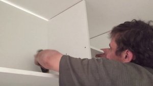Собираем шкаф-купе. Снимаем полку для усиления 2-й торцевой панели