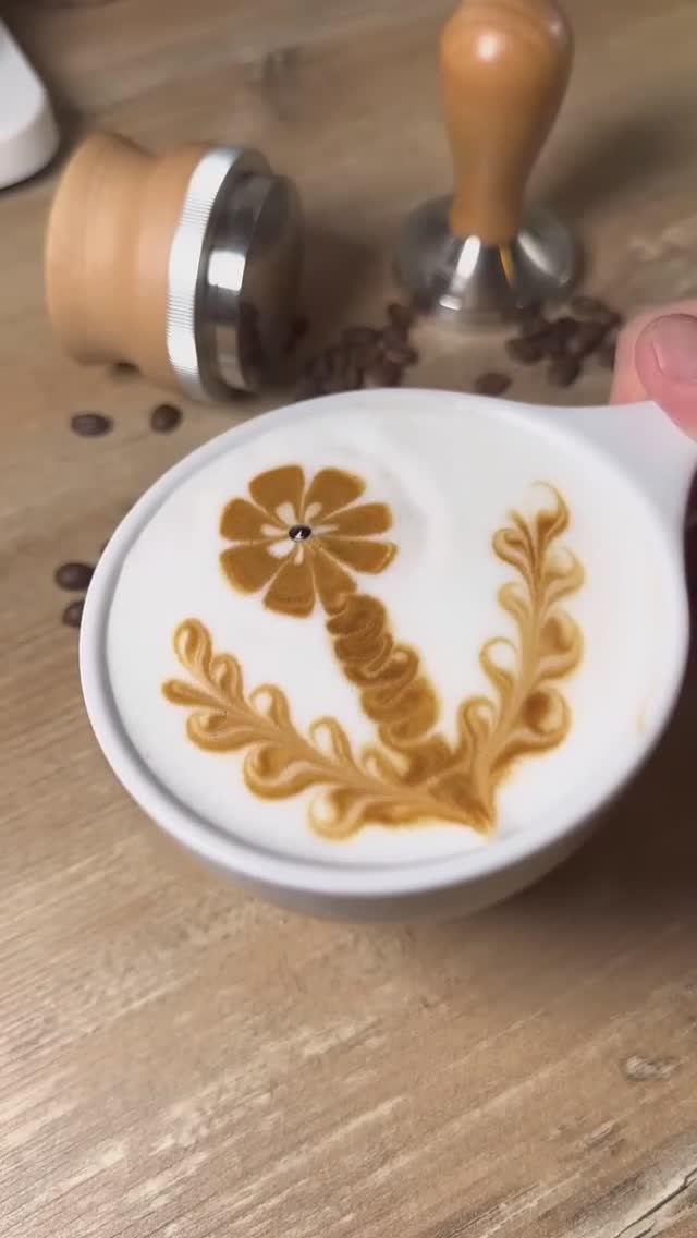 Как сделать латте арт цветок?