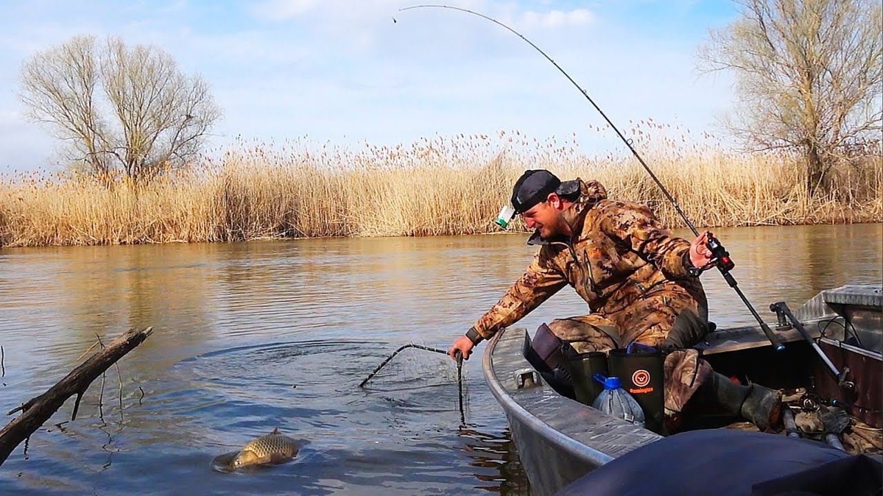 РЫБАЛКА НА САЗАНА. НУ, НАЧАЛОСЬ! РЫБЫ МНОГО, ОНА ПРОСНУЛАСЬ. Разведка по щучьм местам, поиск сазана. смотреть онлайн